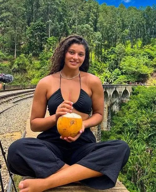 Traveler enjoying Nine Arches Bridge in Ella